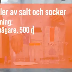 Laboratorieutrustning för att skapa en saltkristall. En person i labbrock förbereder experiment med salt och socker.