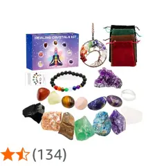 En uppsättning månads kristaller med en chakrabrandsmycke, armband och olika stenar.