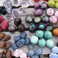 En samling stenar och kristaller i olika färger och former. Varje sten har sin egen unika skönhet och betydelse.
