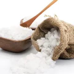 Salt i en säck och skål, en träsked vilar i skålen. Viktigt för att undvika jodbrist.