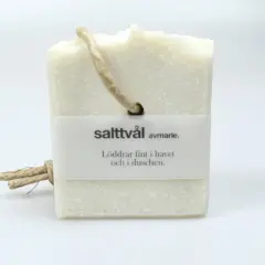 En bit salttvål med snöre, märkt "salttvål avmarie. Löddrar fint i havet och i duschen.