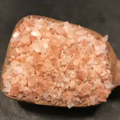 En träskopa fylld med rosa himalayasalt. Många anser att detta naturliga salt är nyttigt och ger en fin färg till maten.