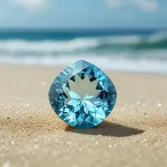 En skimrande akvamarin på en sandstrand, dess blå färg påminner om havets djup. Akvamarin egenskaper som lugn och klarhet speglas i denna vackra sten.