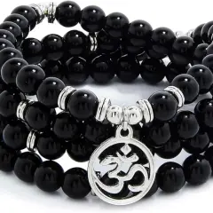Ett vackert mala armband av svarta stenpärlor med ett silverfärgat Om-hänge. Perfekt för meditation och för att skapa inre lugn.