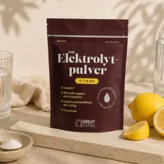 Elektrolytpulver med citron för att balansera hormoner och återställa vätskebalansen. Citroner, glas vatten och en sked pulver.