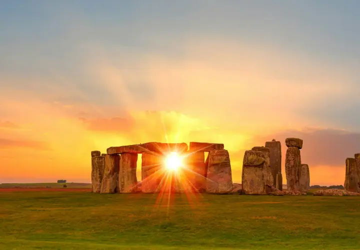 Solens strålar bryter igenom Stonehenge, en magisk syn för att fira vintersolståndet.