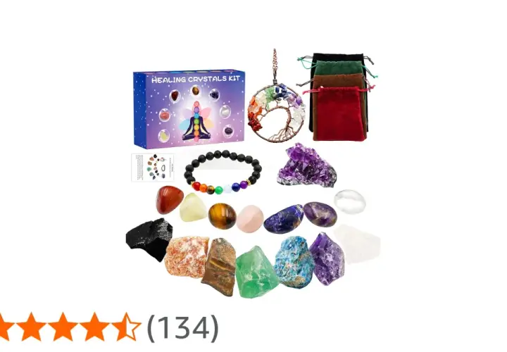 En uppsättning månads kristaller med en chakrabrandsmycke, armband och olika stenar.