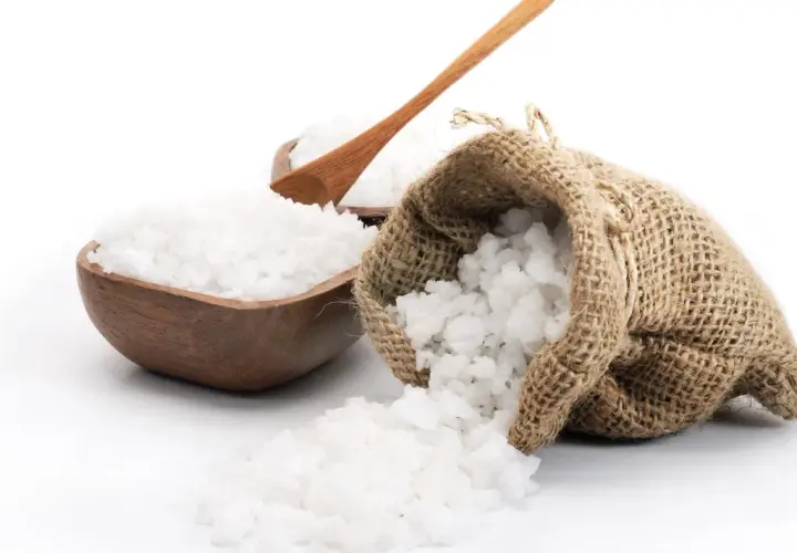 Salt i en säck och skål, en träsked vilar i skålen. Viktigt för att undvika jodbrist.