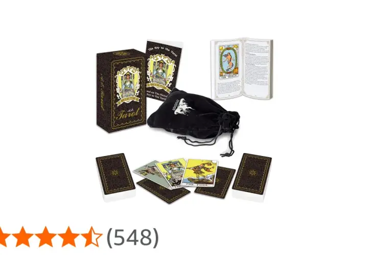 En tarotkortlek innehåller 78 kort. Här visas en kortlek med en sammetsväska och en guidebok.