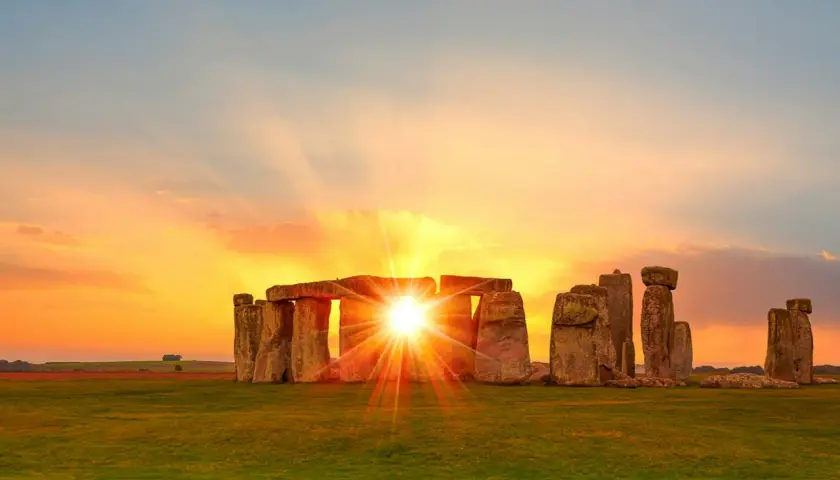 Solens strålar bryter igenom Stonehenge, en magisk syn för att fira vintersolståndet.
