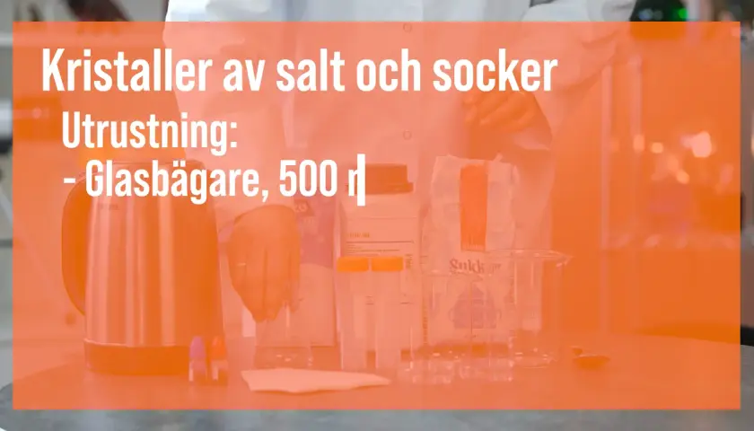 Laboratorieutrustning för att skapa en saltkristall. En person i labbrock förbereder experiment med salt och socker.