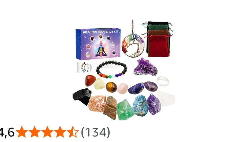 En uppsättning månads kristaller med en chakrabrandsmycke, armband och olika stenar.
