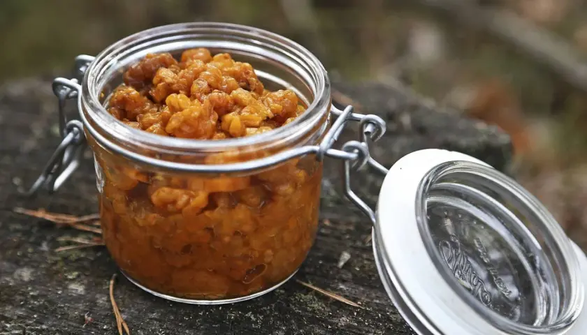 En burk med syltade hjortron, en riktig vitaminbomb. Perfekt för frukost eller dessert.