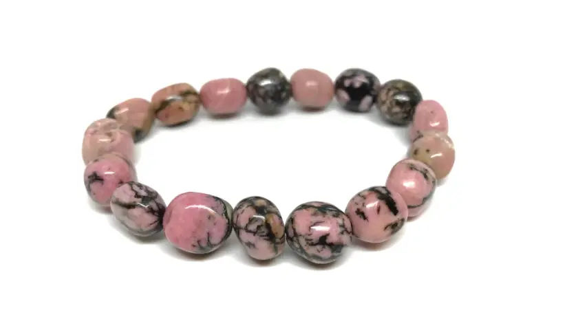 Armband med polerade rodonitstenar i rosa och svart. Rodonit egenskaper sägs vara lugnande och kärleksfulla.