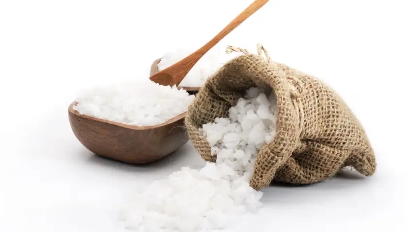 Salt i en säck och skål, en träsked vilar i skålen. Viktigt för att undvika jodbrist.