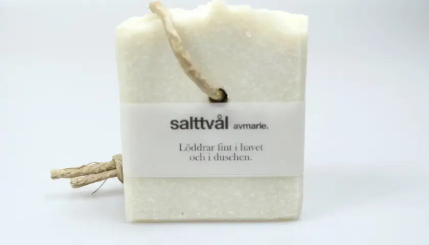 En bit salttvål med snöre, märkt "salttvål avmarie. Löddrar fint i havet och i duschen.