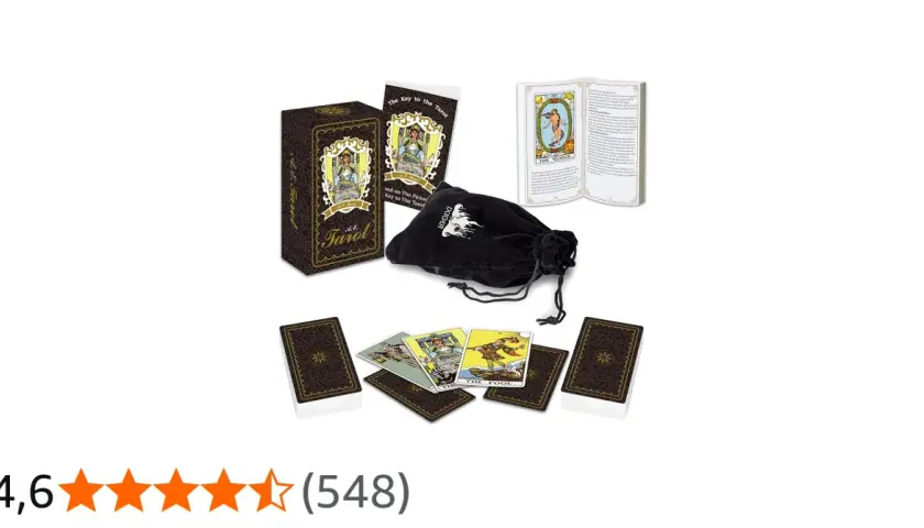 En tarotkortlek innehåller 78 kort. Här visas en kortlek med en sammetsväska och en guidebok.