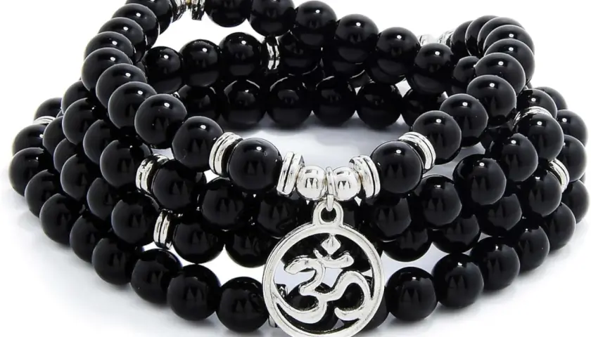 Ett vackert mala armband av svarta stenpärlor med ett silverfärgat Om-hänge. Perfekt för meditation och för att skapa inre lugn.