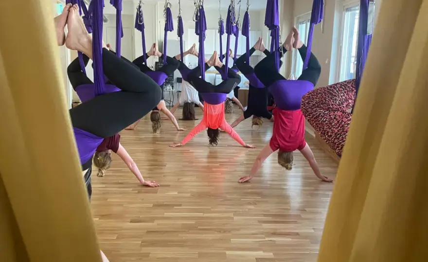 Flygande yoga: Din guide till en trygg start och effekter