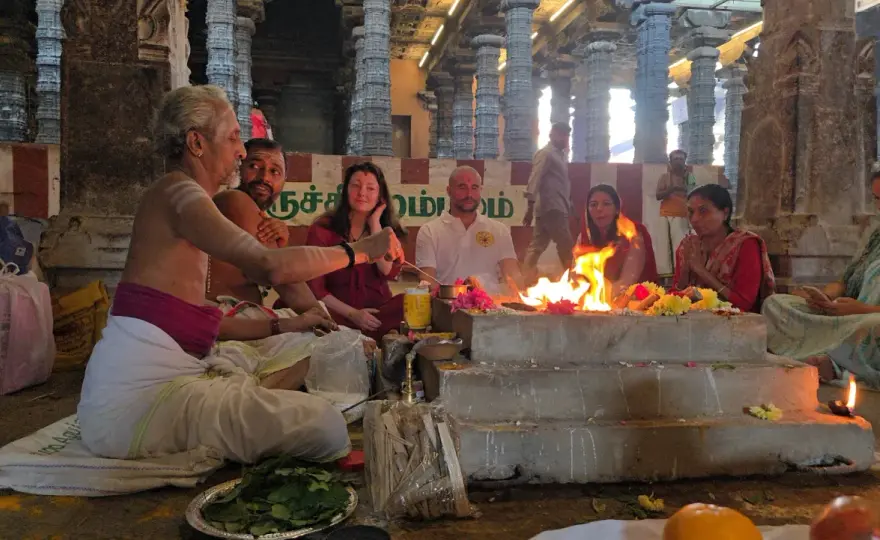 Puja - Hinduisk tillbedjan förklarad – ritual, yoga, chakran