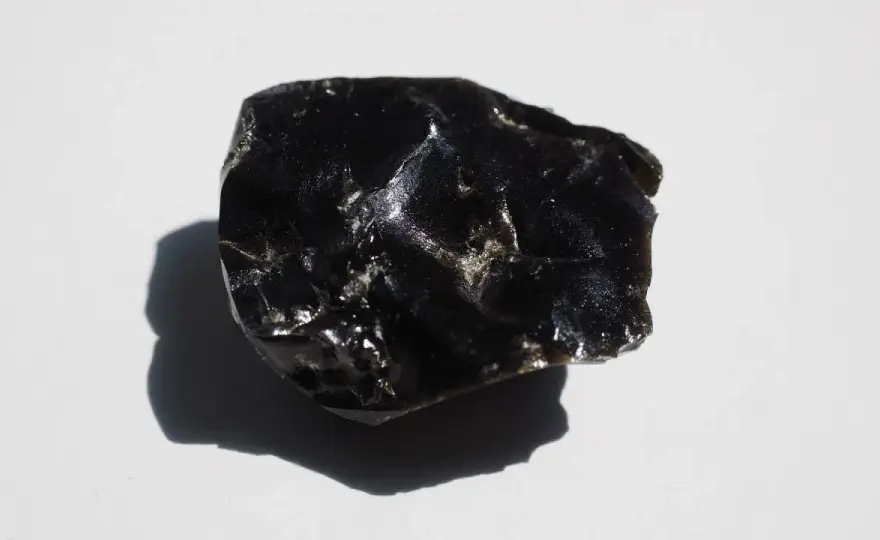 Obsidian - Allt du behöver veta om vulkaniskt glas