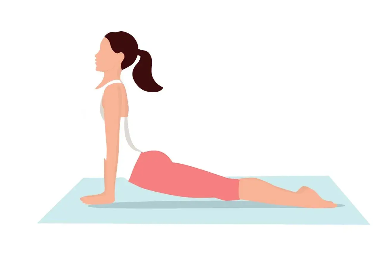Kvinna i yogapositionen "uppåtgående hund", som kan hjälpa till att lindra solar plexus ångest.