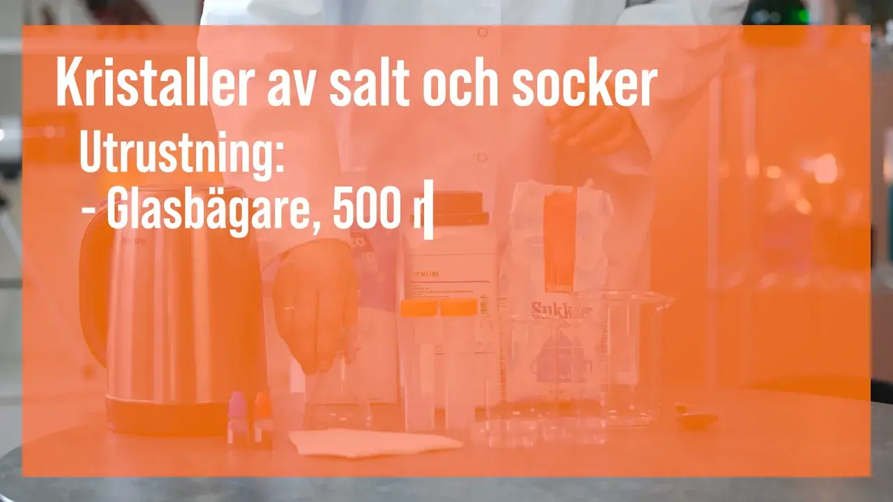 Laboratorieutrustning för att skapa en saltkristall. En person i labbrock förbereder experiment med salt och socker.