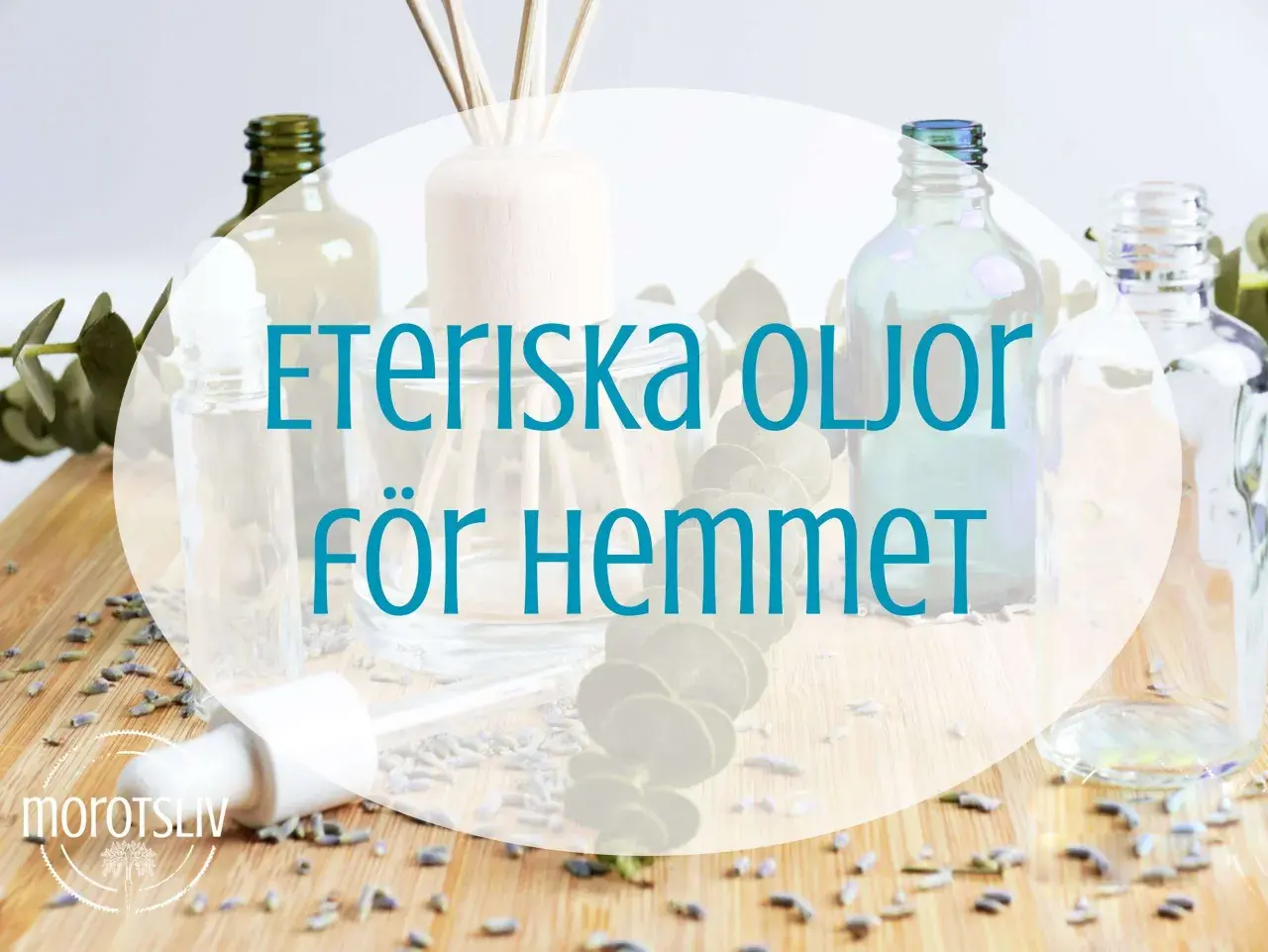 Eteriska oljor för hemmet. En aromlampa med träpinnar och flaskor med oljor.