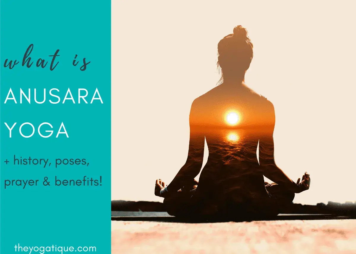 Silhuett av en person i meditationsställning med en solnedgång över havet inuti. Texten "What is Anusara Yoga" framträder.