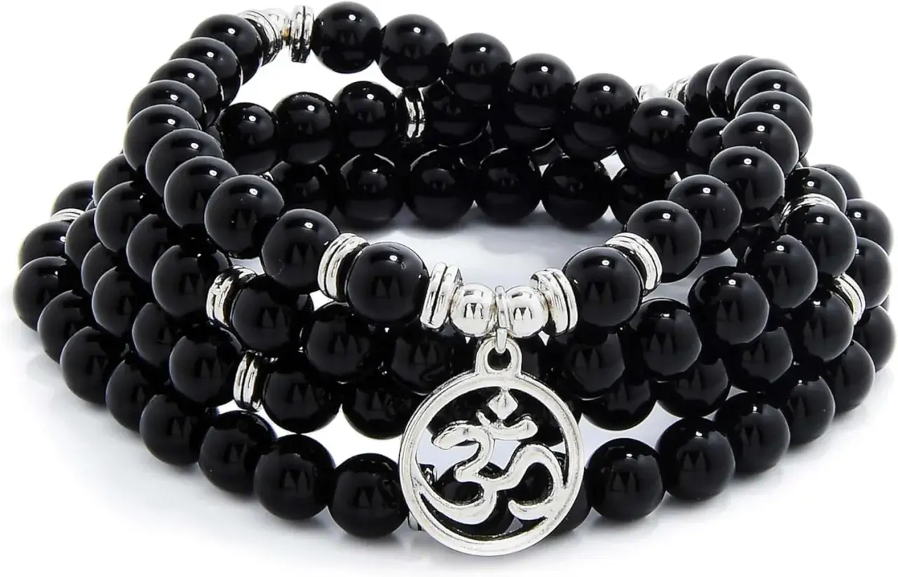 Ett vackert mala armband av svarta stenpärlor med ett silverfärgat Om-hänge. Perfekt för meditation och för att skapa inre lugn.