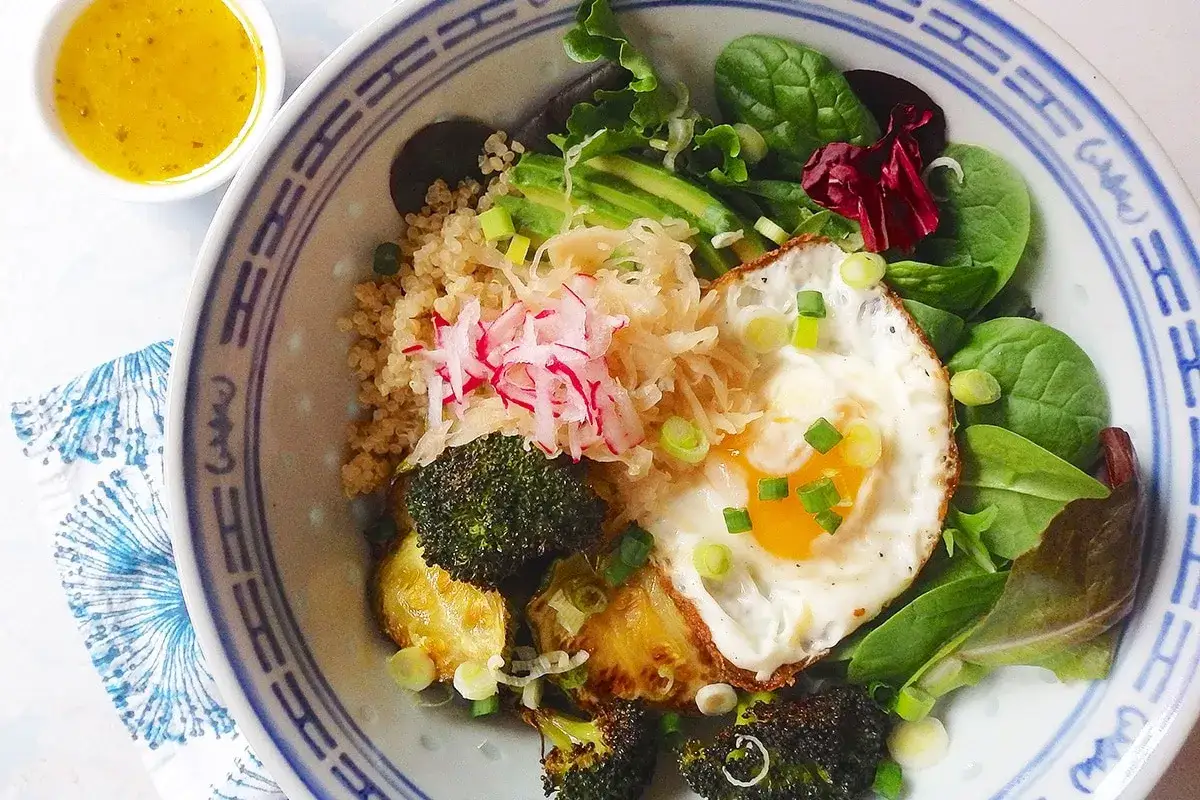 En sk&aring;l med quinoa, stekt &auml;gg, broccoli, avokado och surk&aring;l. En h&auml;lsosam m&aring;ltid som passar bra f&ouml;r candida kost.