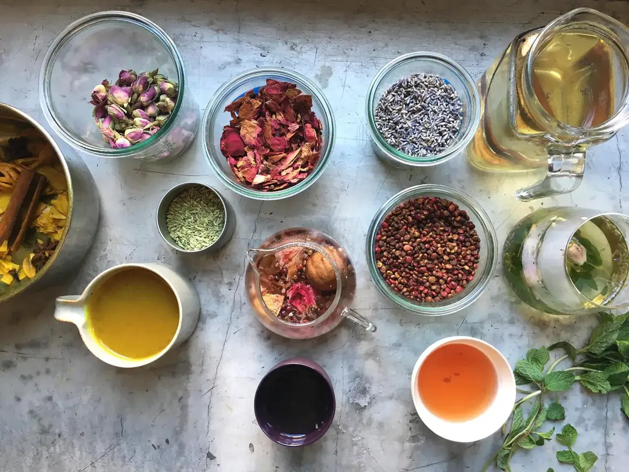 En h&auml;rlig samling ingredienser f&ouml;r en klassisk yogi tea. Torkade rosor, lavendel, f&auml;nk&aring;lsfr&ouml;n och mer.