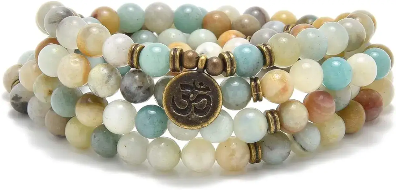 Ett vackert yoga halsband med stenp&auml;rlor i mjuka f&auml;rger och ett Om-symbolh&auml;nge.