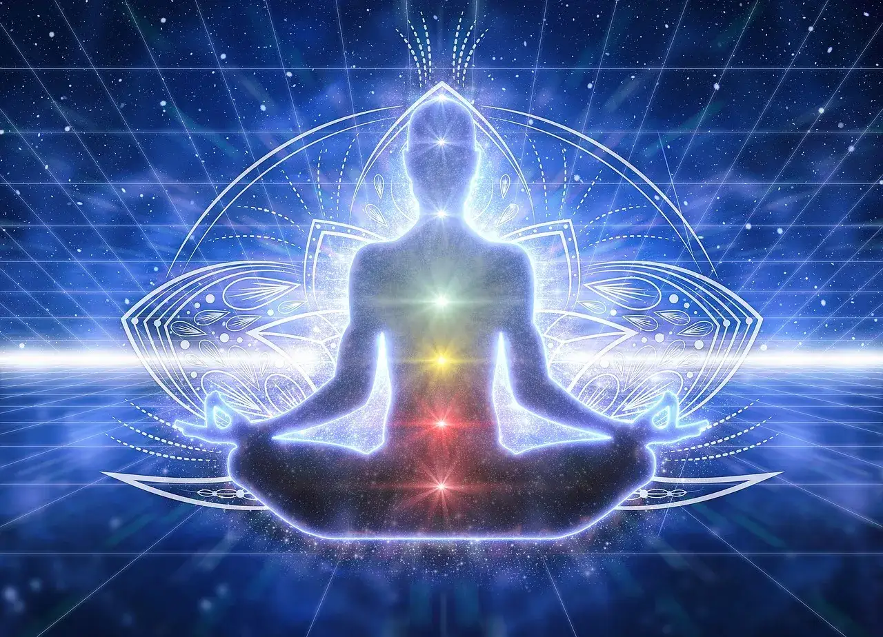 En person i meditationsställning, omgiven av ljus och en lotusblomma, utstrålar lugn. En resa för att vara zen.