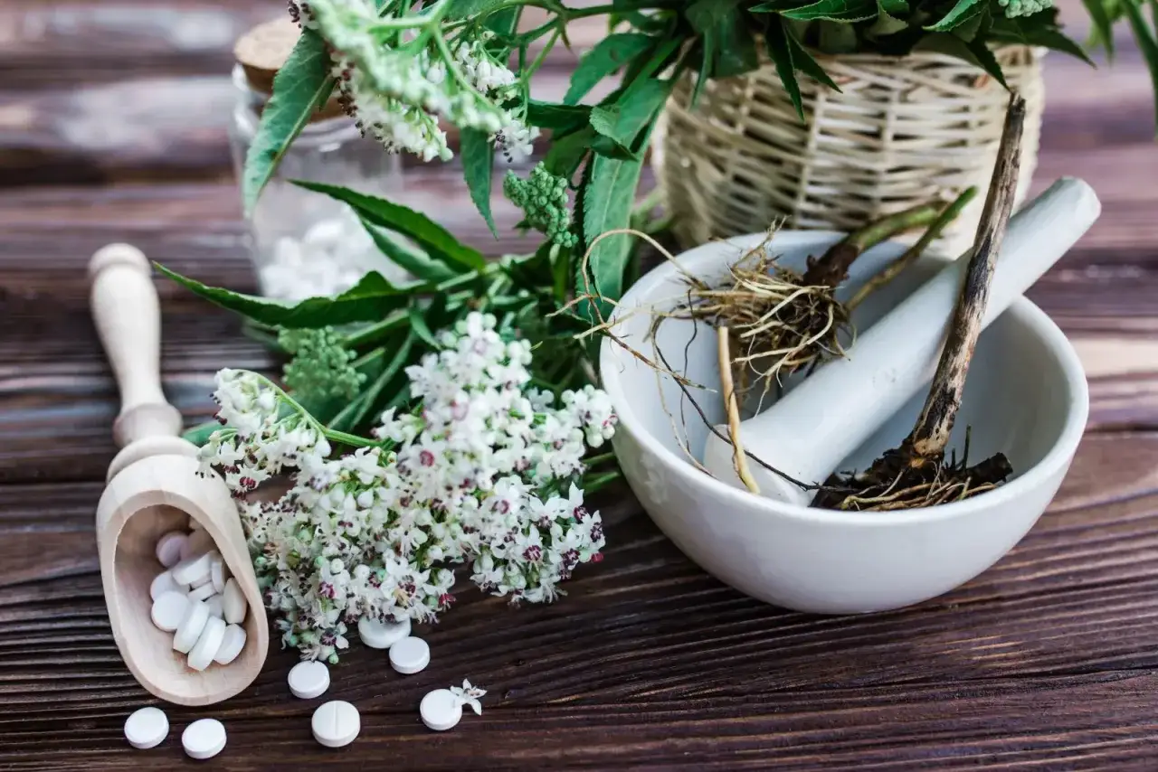 &Ouml;rter mot &aring;ngest: en mortel med r&ouml;tter, en skopa med piller och blommor p&aring; tr&auml;bord.