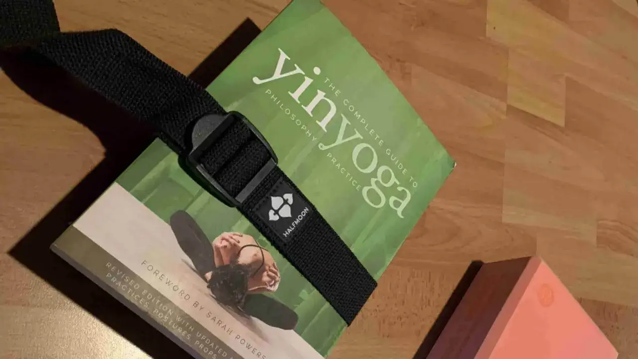 En bok om yin yoga, med en yogarem &ouml;ver. Perfekt f&ouml;r ditt yin yoga program.