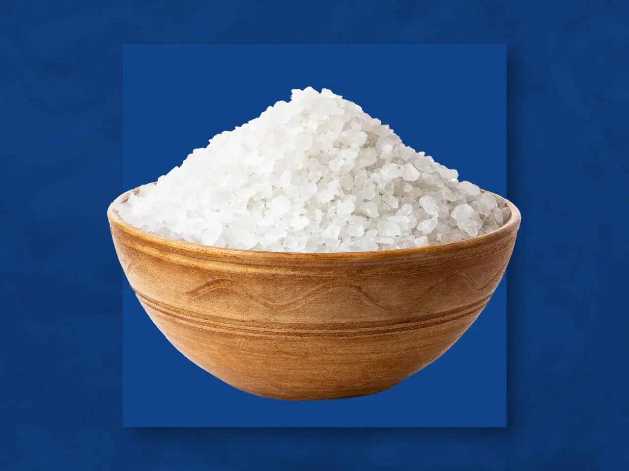 En sk&aring;l med grovt kristallsalt, redo att f&ouml;rh&ouml;ja smaken p&aring; din mat.