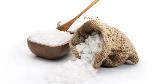 Salt i en säck och skål, en träsked vilar i skålen. Viktigt för att undvika jodbrist.